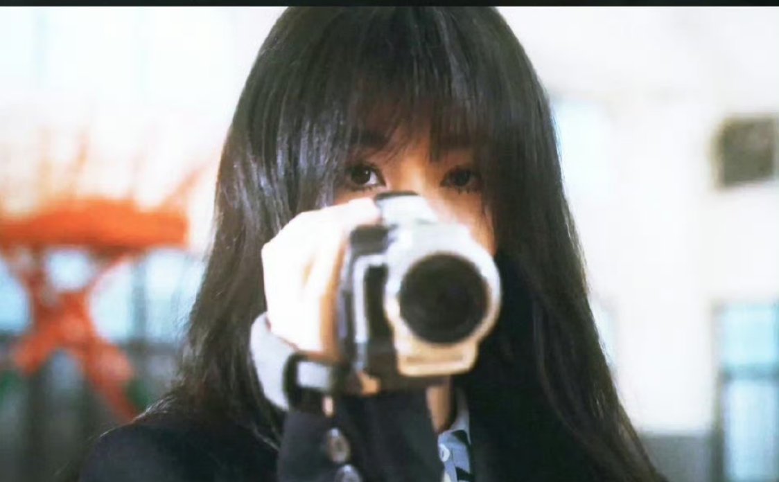 镜头下的她，带着几分灵动与从容。或一身简约廓形服饰，衬得眉眼愈发清亮；或尝试复古