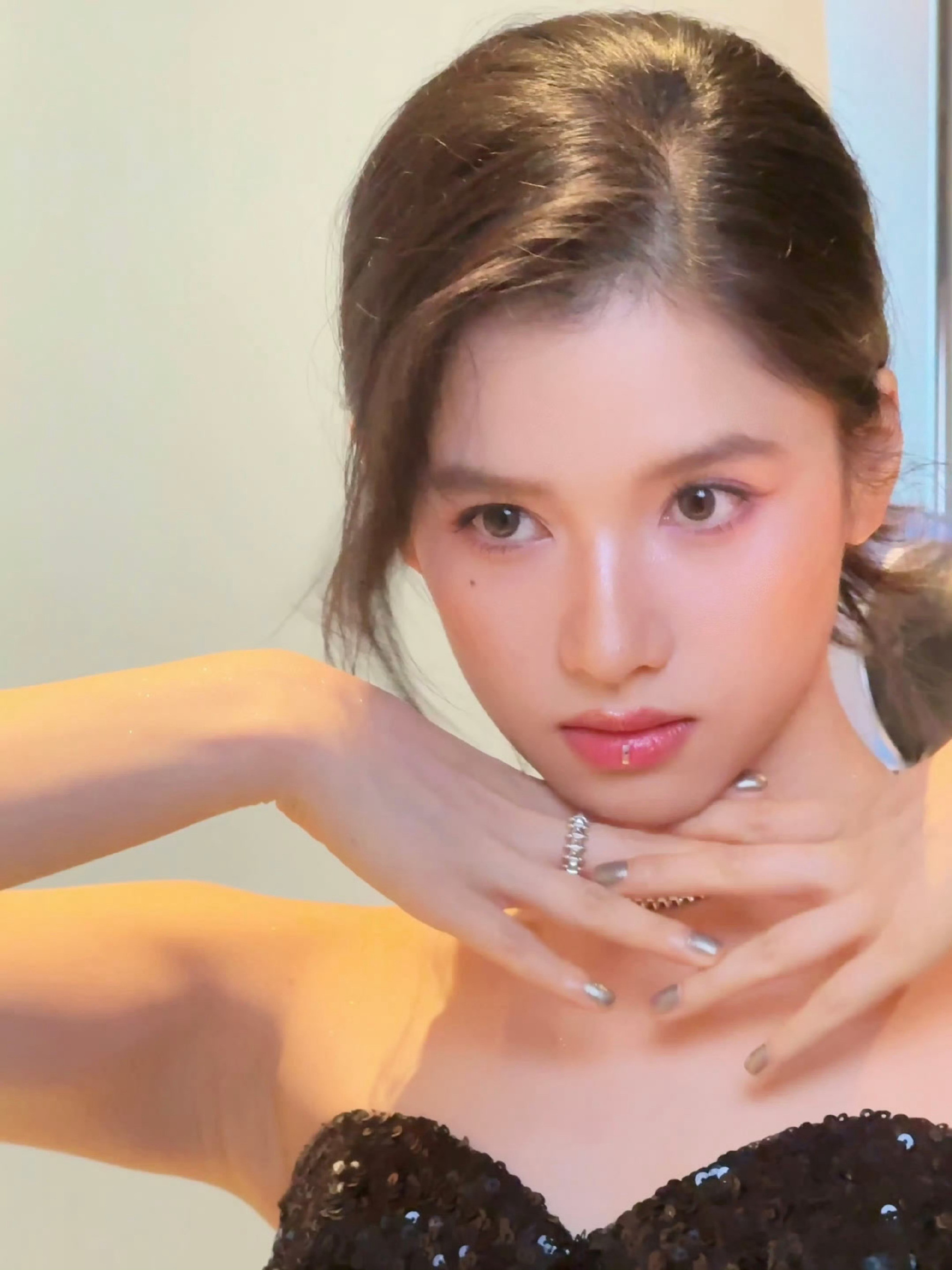 张婧仪美图精选，黑色抹胸裙，小姐姐颜值身材皆可。张婧仪