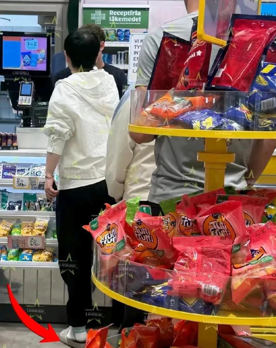 有其哥必有其妹，在日本横滨大头一到酒店就穿着拖鞋出门，现在轮到莎莎了，又配平了。