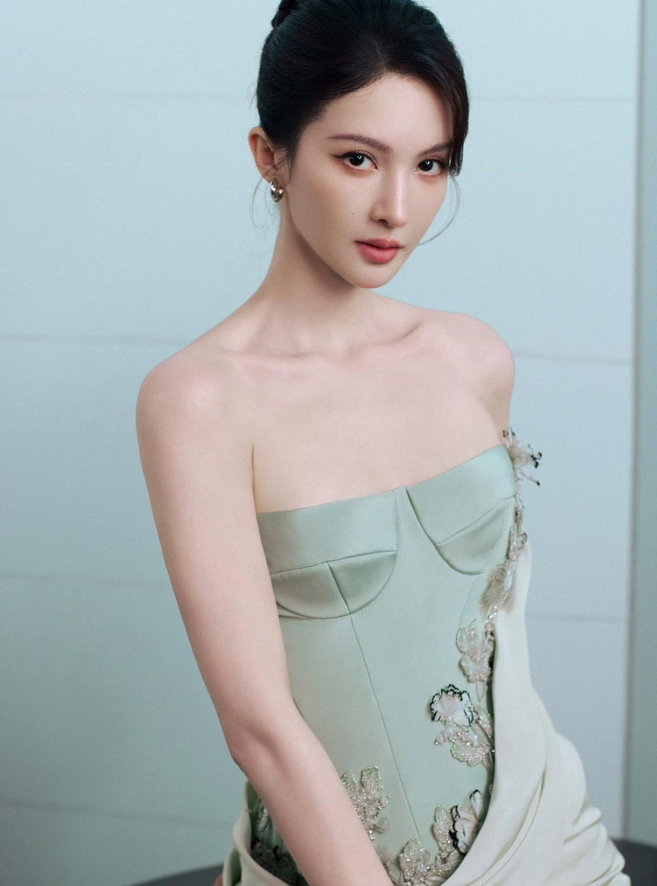 金晨怎么一不小心美成这个样子了，金晨这种又白又瘦还干吃不胖的身材就是天生当明星的