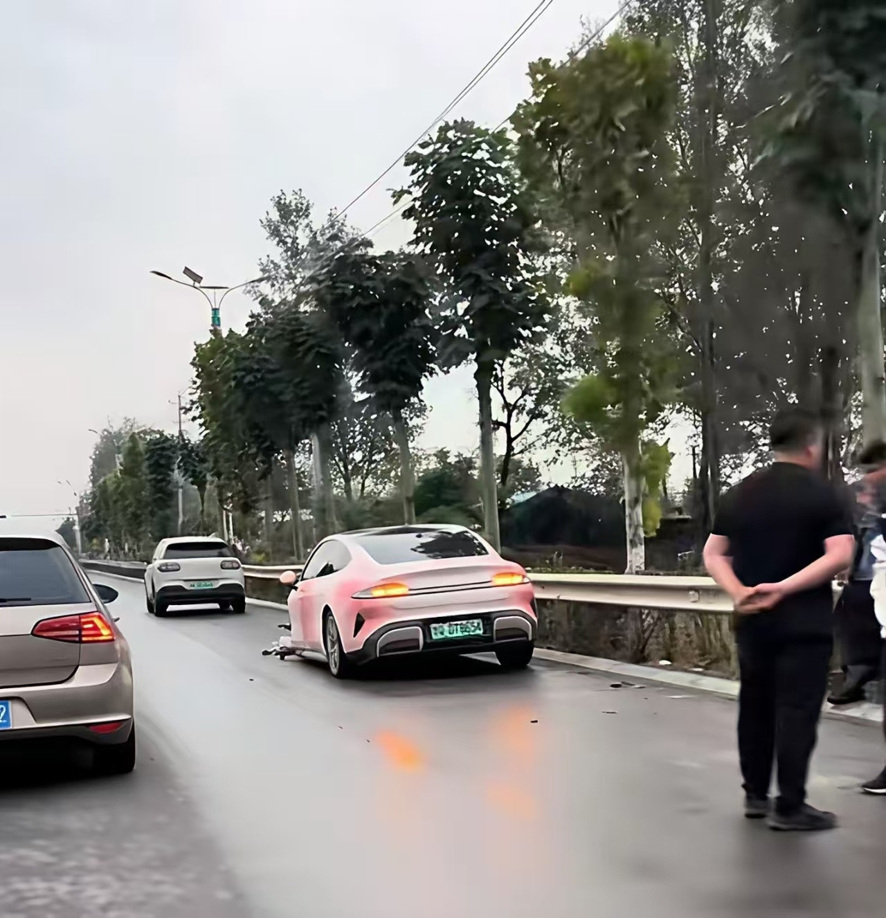 米奇妙妙车绝了，车轮也能做防撞三脚架？​​​