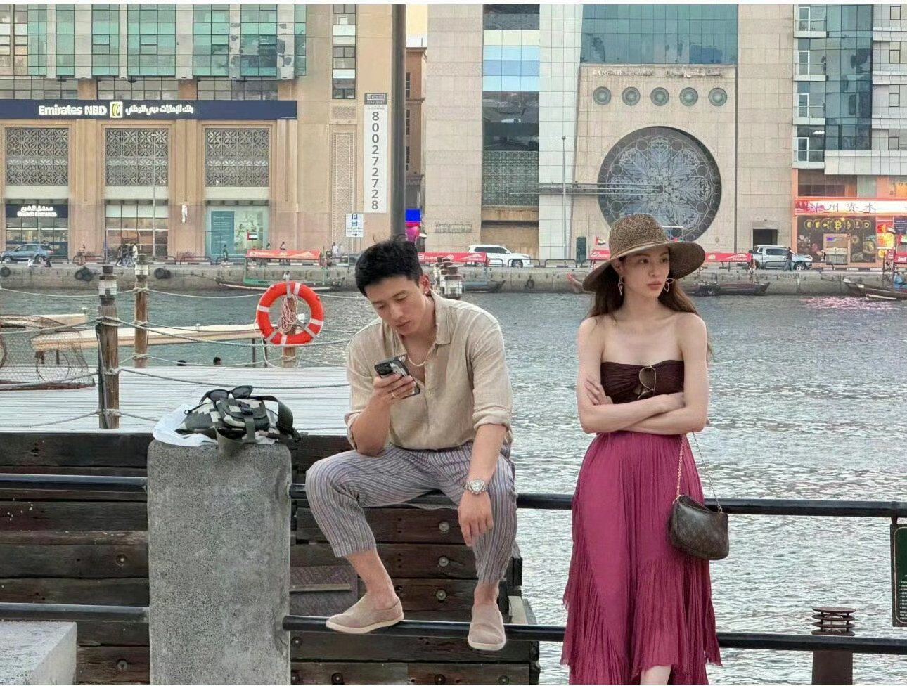 原来明星情侣出门旅游也是这种状态……​​​