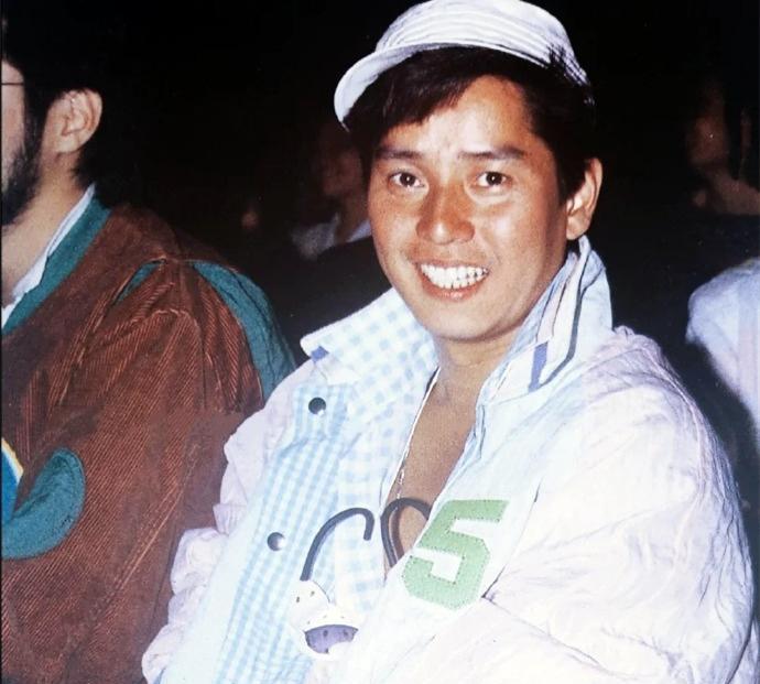 1985年，35岁的谭咏麟有着40岁的容颜，尽显疲态老成。这一年的谭咏麟获得十大