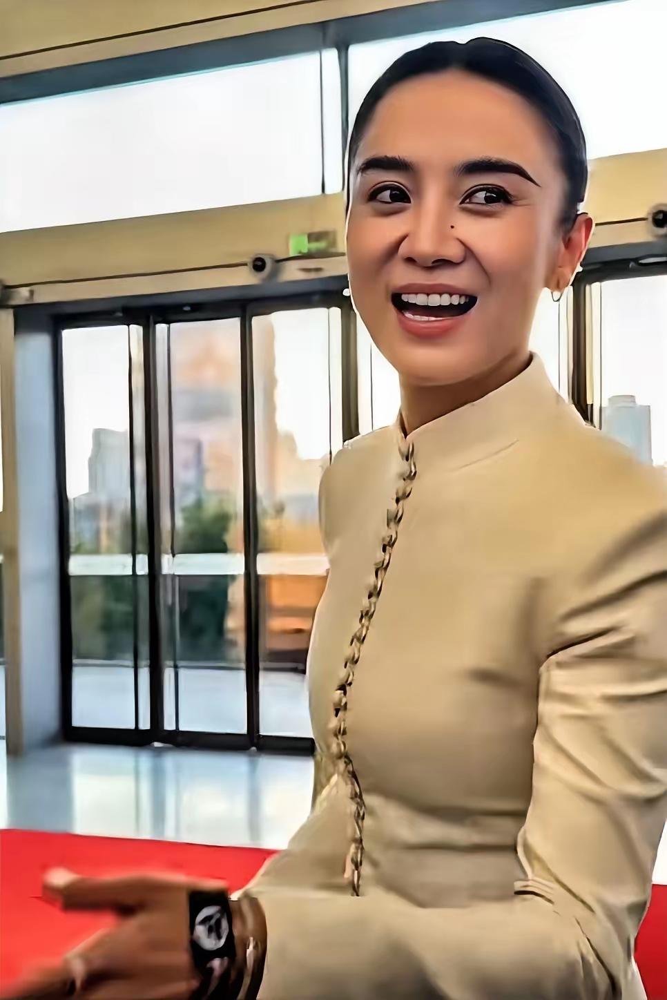 丈夫患病后远赴美国，靠美貌征服了四个男人，如今45岁的宋佳低调领证，与小七岁
