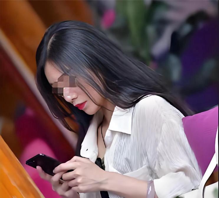 “脸都不要了！”河北一大爷借新手机不会用为由，找同村少女帮忙整理，过程中大爷竟突