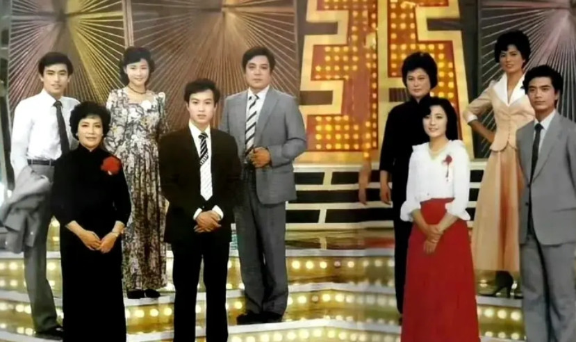 这是1983年第一届春晚的一张纪念照，能认出照片中三个人，你就是牛人了！咱说
