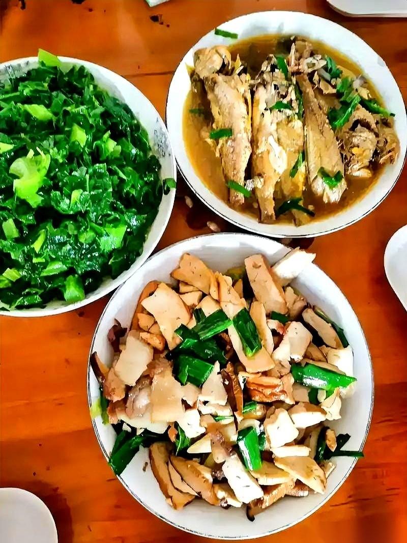 我小姨给我妈画了个大饼：去南京，一个月2000，就只管接送个孩子。我妈心都飞