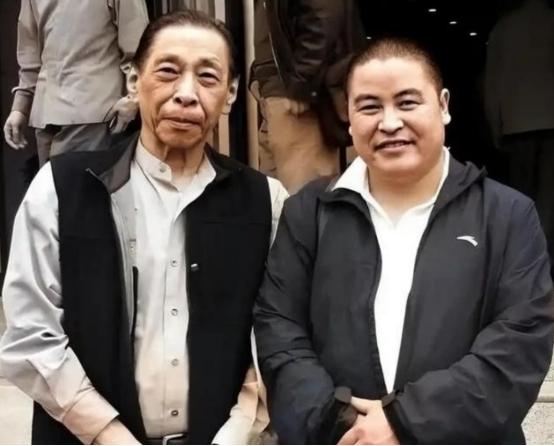 1991年，杜月笙的儿子杜维善来到了北京，想收回父亲当年购置的四合院，然而住户却