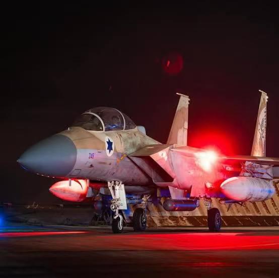 天雷地火一起打击伊朗，以色列80多架战机，一起扑向德黑兰，爆炸数百名伊朗革命卫队