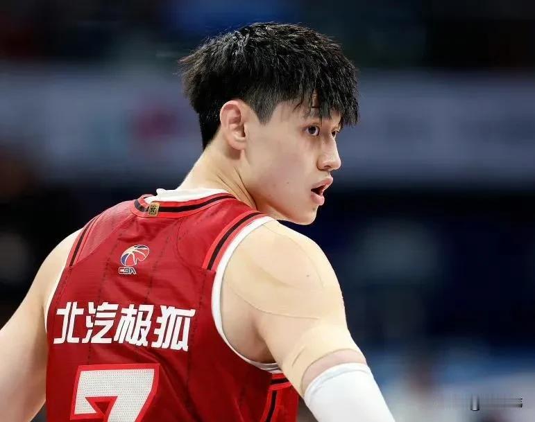 曾凡博与篮网签下的是一份Exhibit10合同，也就是非保障的训练营合同，需要