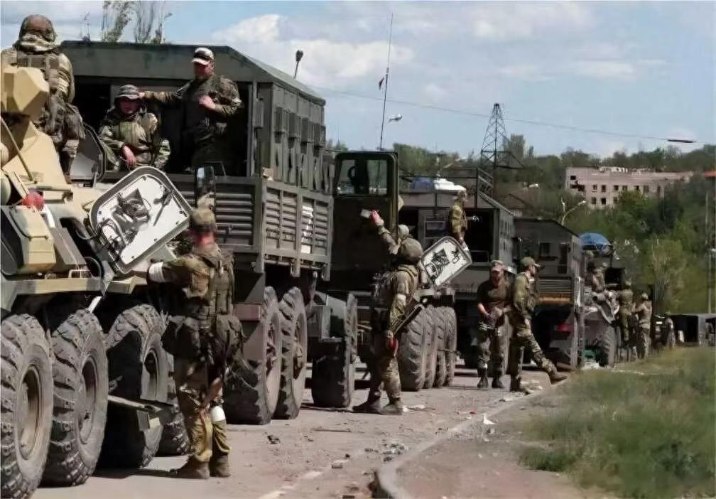 救援全灭，大鱼被围，乌慌了最近俄乌战场的风向变得有点快，所有目光基本都盯在了红军