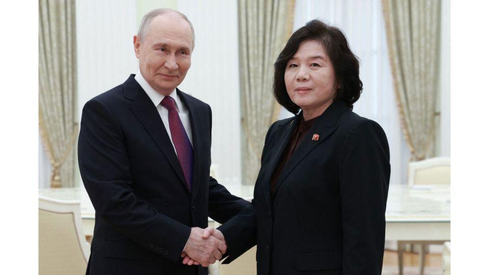 7月19日，朝外务相崔善姬对俄罗斯进行正式访问，并在克里姆林宫会见了俄罗斯总统普