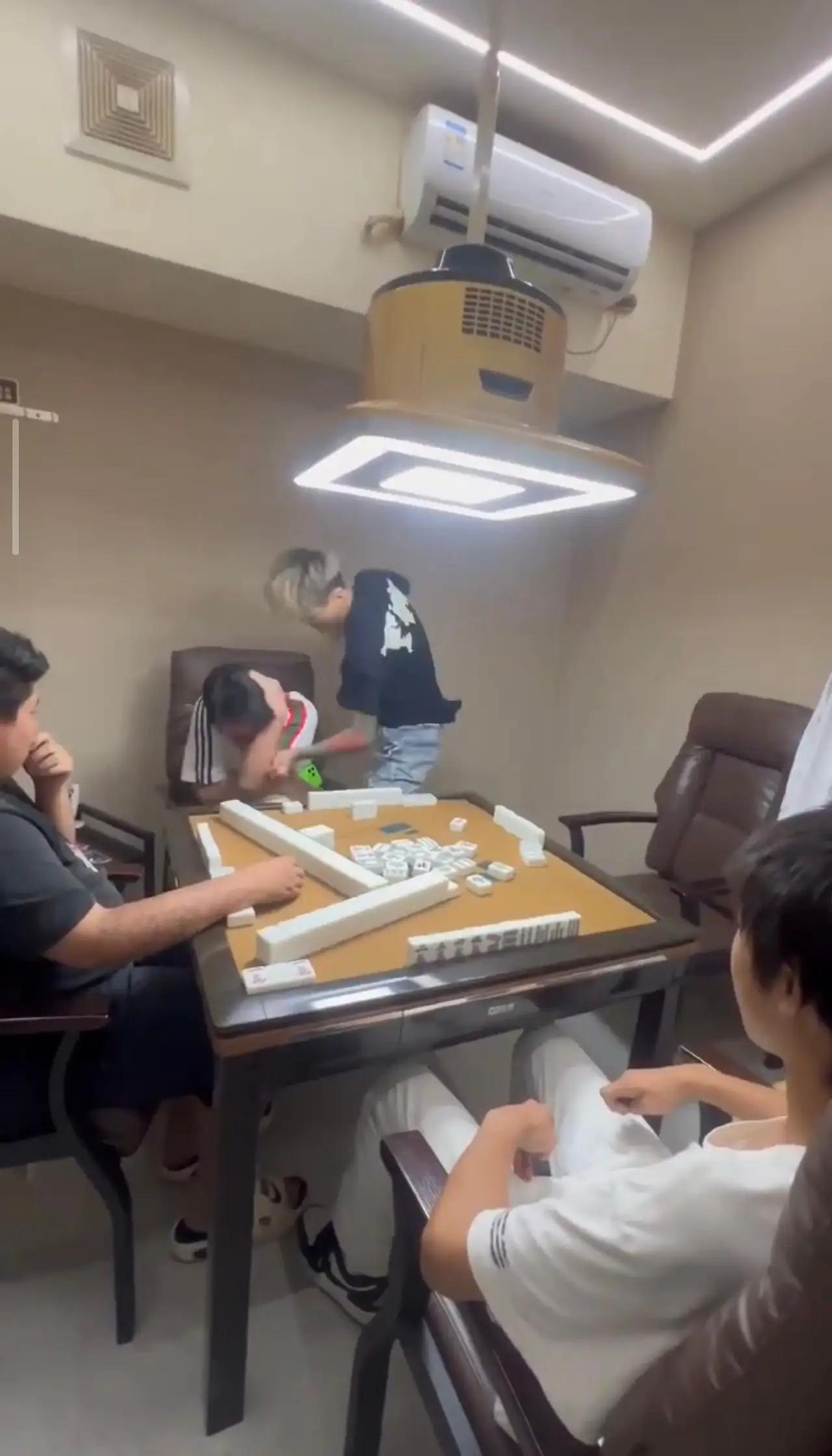 气愤，麻将馆惊现“拳击手”！怀疑女友被摸手，小伙一秒18拳护花，网友热议：这反应