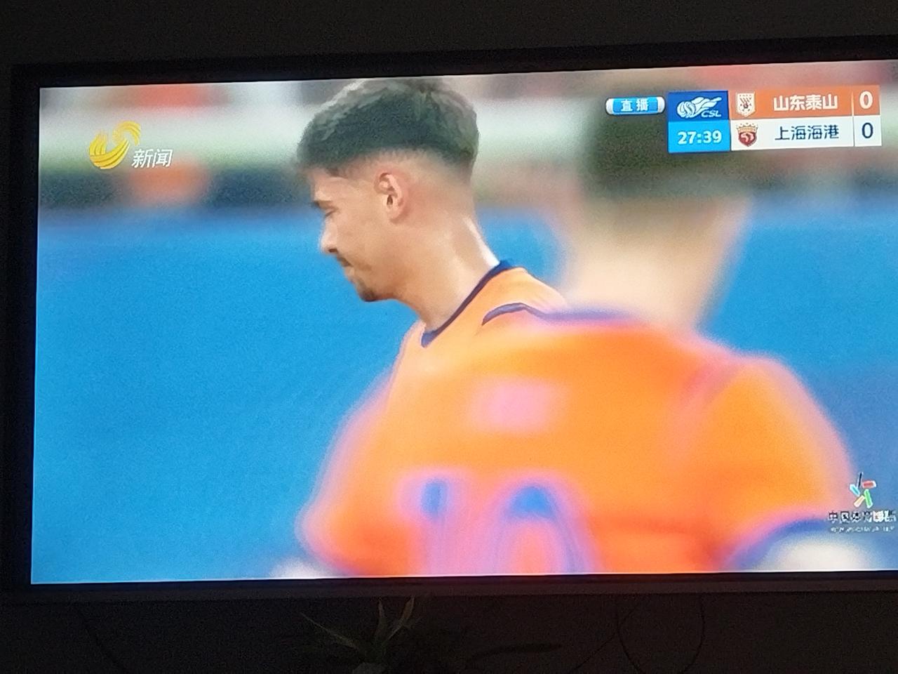 泰山队最大的短板之一后腰外援马德鲁加，身板弱，防守能力一般，助攻能力一般，视野一