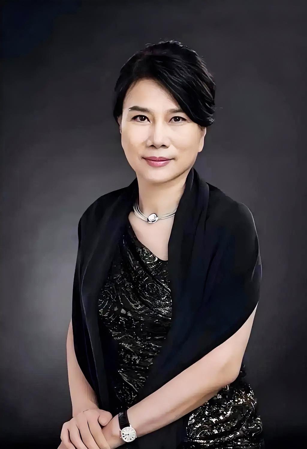 董明珠说：“就得让有钱人多交点税。你看我年薪500万，扣掉45%的税，手里还能剩