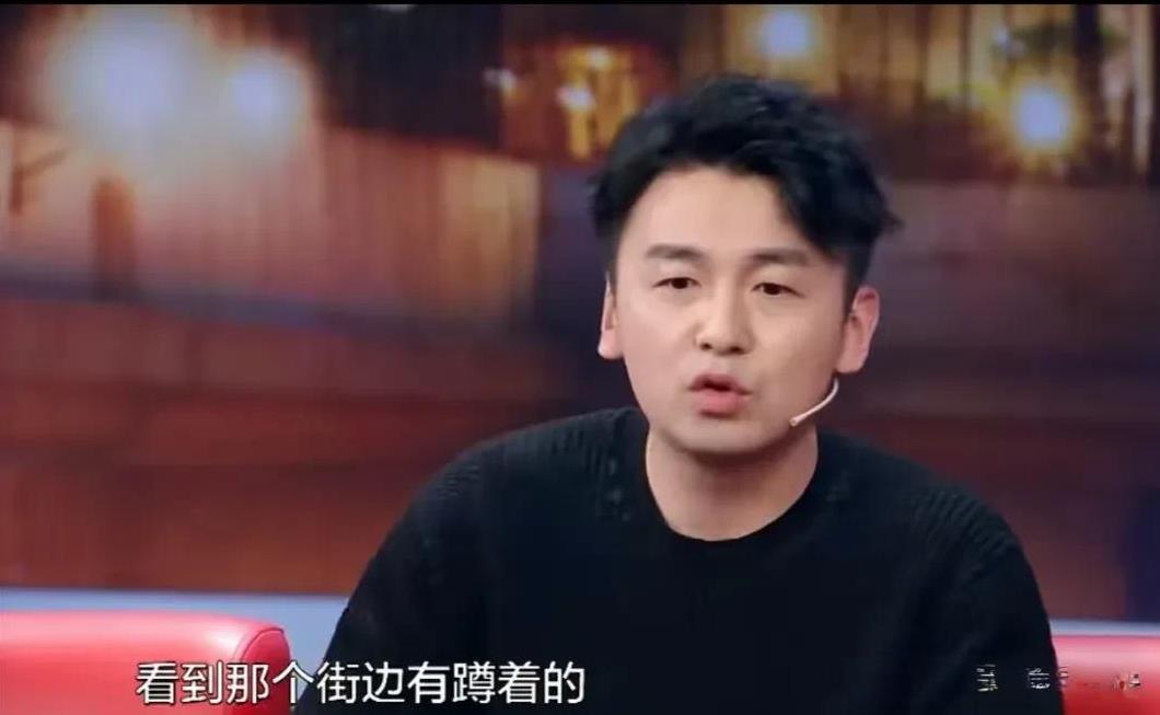 演员雷佳音说：“我爸爸那会是国企的一个主任级别的小干部，我妈妈则下岗了，在家照顾