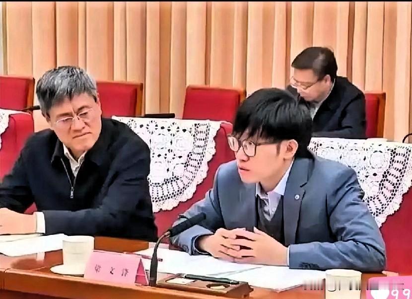 第二个任正非来了！梁文锋崛起，连硅谷都坐不住了谁能想到，从一个普通教师