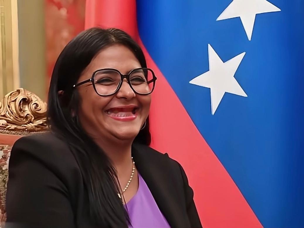 90天代总统任期已过，可罗德里格斯却赖在总统府舍不得走了。议会不发声，军方表态支