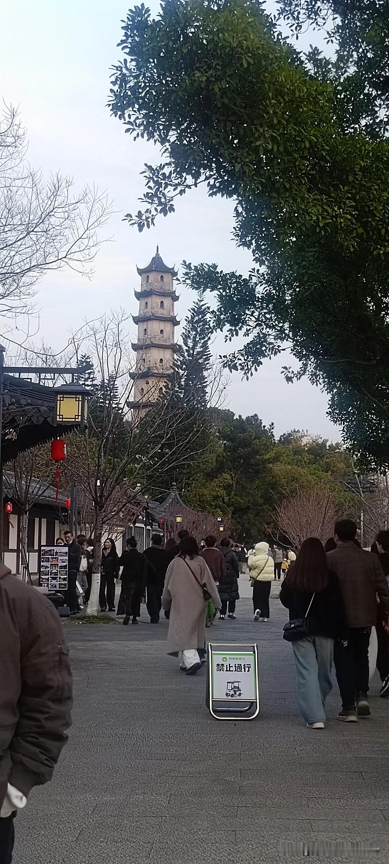 今天，我怀着特别的兴致来到了温州江心寺塔。前往江心屿的渡轮上，人群熙熙攘攘。游人