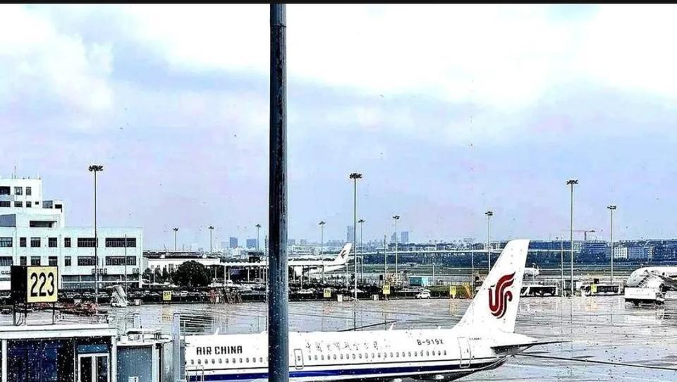 C919首飞已8年，只交付16架，为什么这么慢？车间里横七竖八躺着半截机身，老