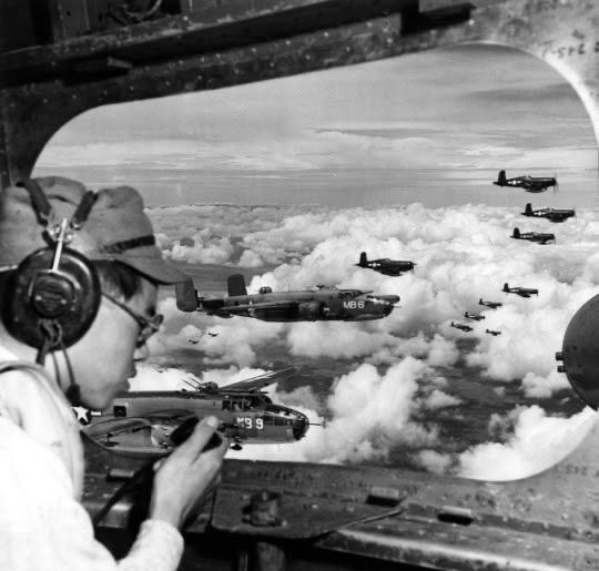 1945年8月9日，日军战俘中尉米野良吾正在空中使用内部通话系统向美军汇报日军第