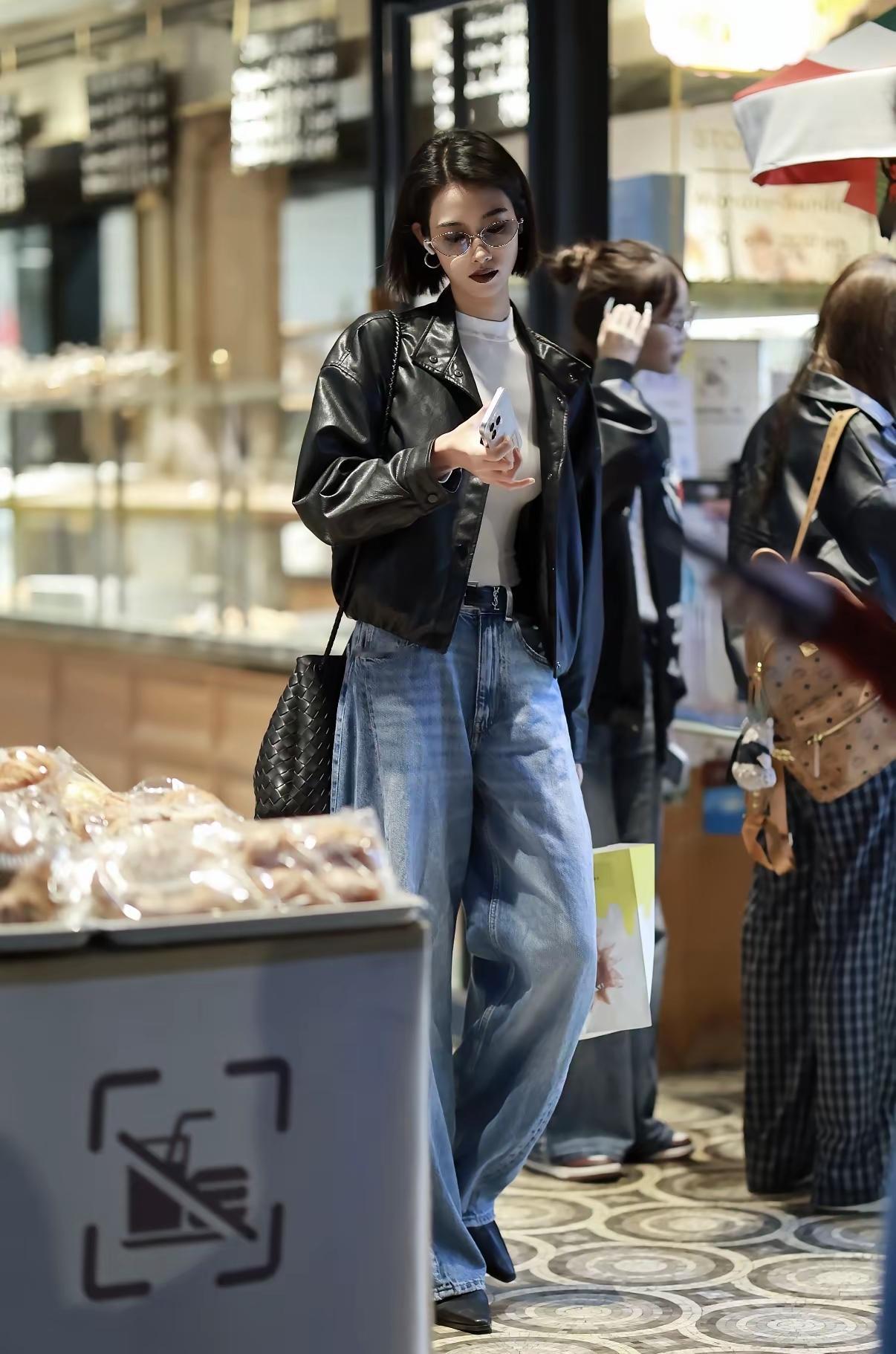 我最喜欢的就是第一张照片上的女孩儿