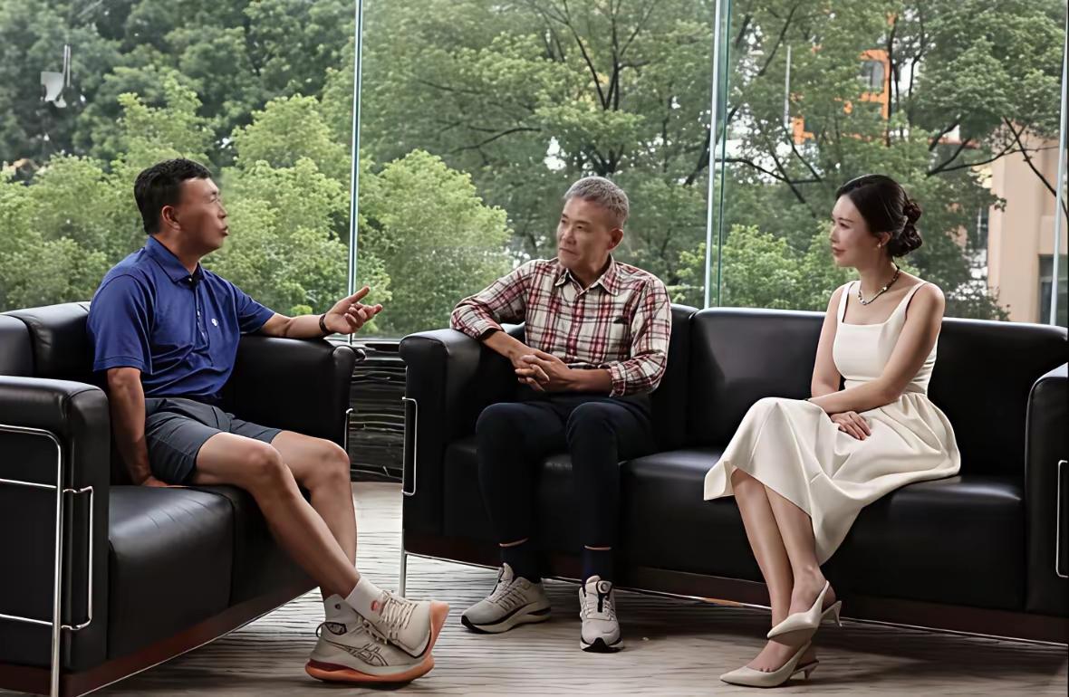 田朴珺确实很漂亮，仿佛吃了防腐剂。2014年，在王石的引荐之下，田朴珺采访褚时健