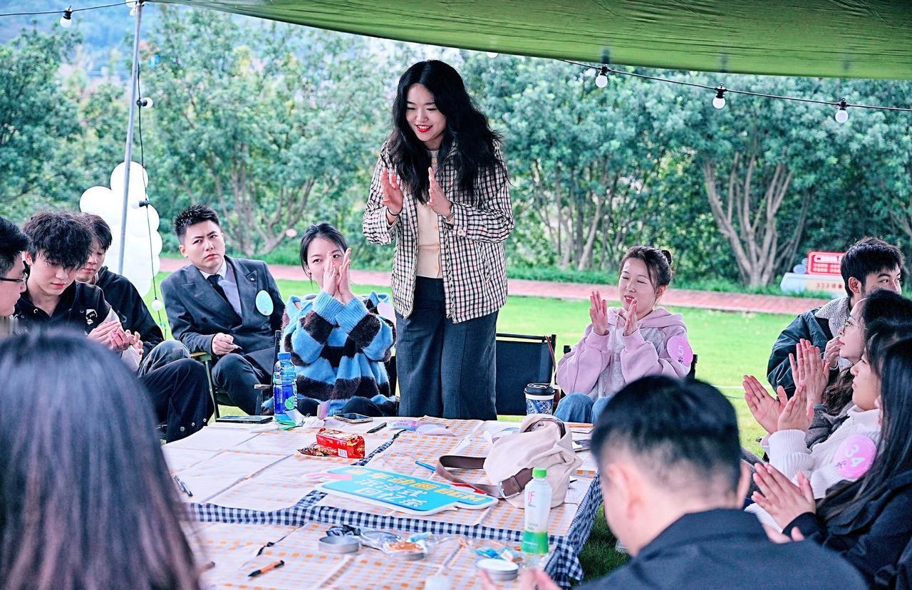 11月8日，重庆沙坪坝区，重庆机务段青年职工露营交友局太惬意！围坐草坪听风聊天