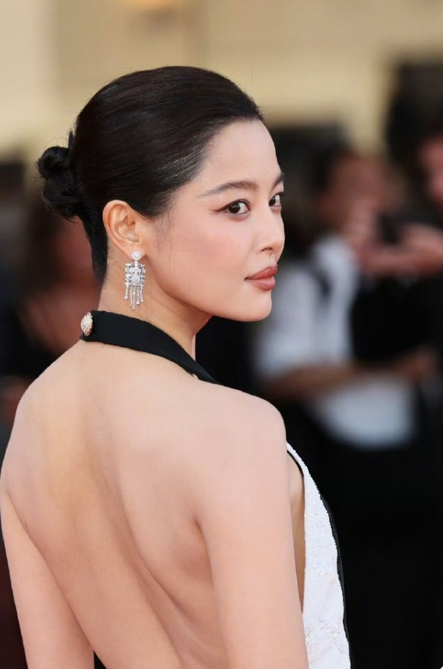 VOGUE亲自官宣辛芷蕾即将连登