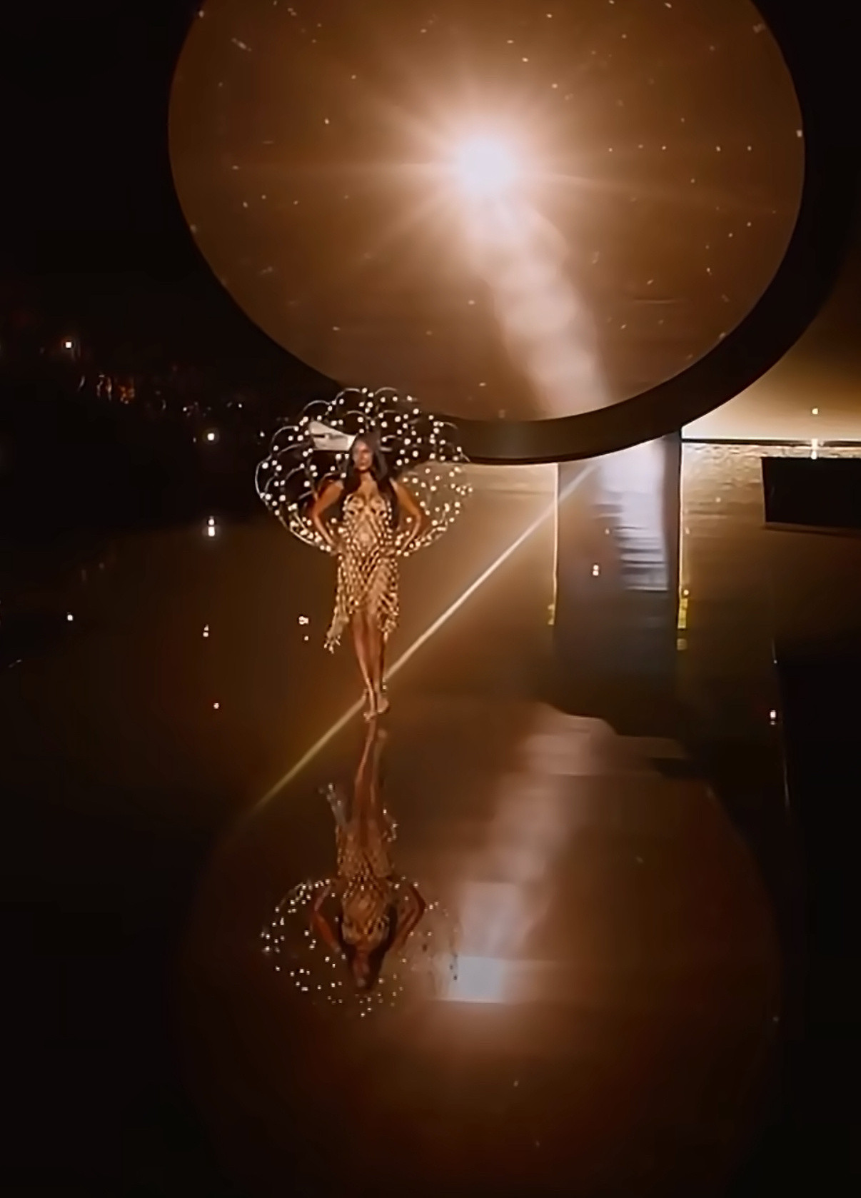 【网友怀念米兰达可儿维密经典造型】北京时间16日，2025维密大秀正式举办，怀孕