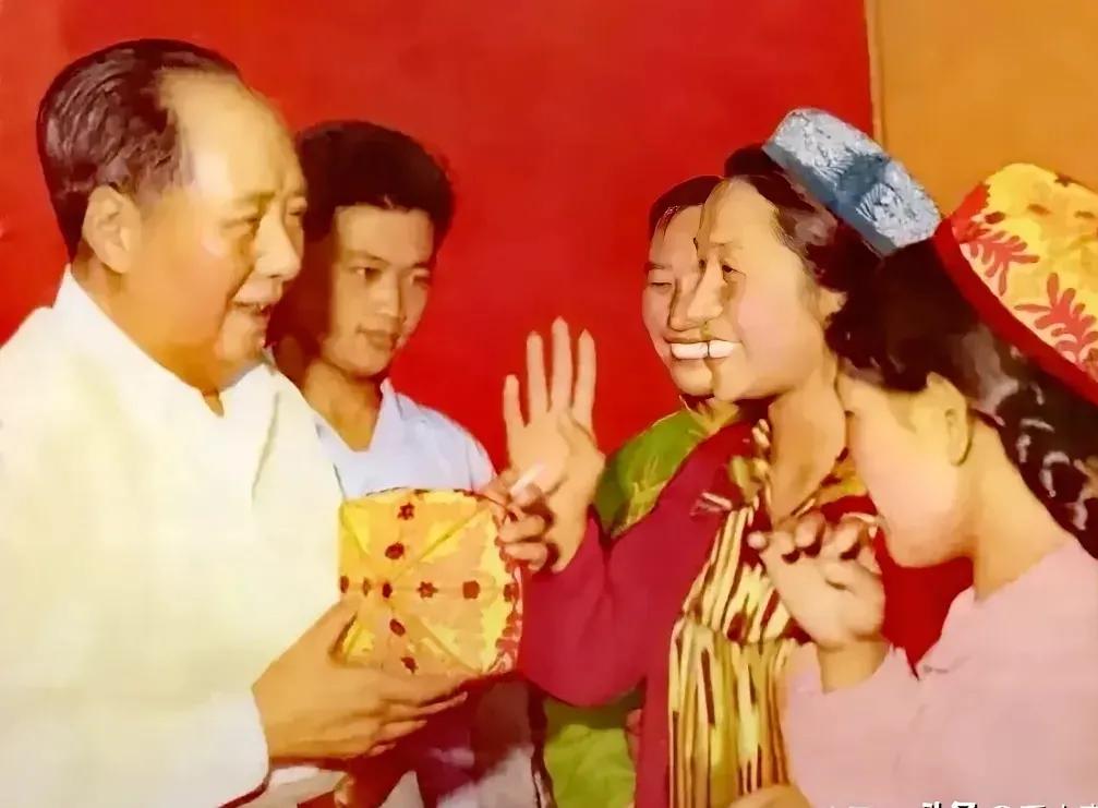 毛主席：科学的态度是“实事求是”，“自以为是”和“好为人师”那样狂妄的态度是决不