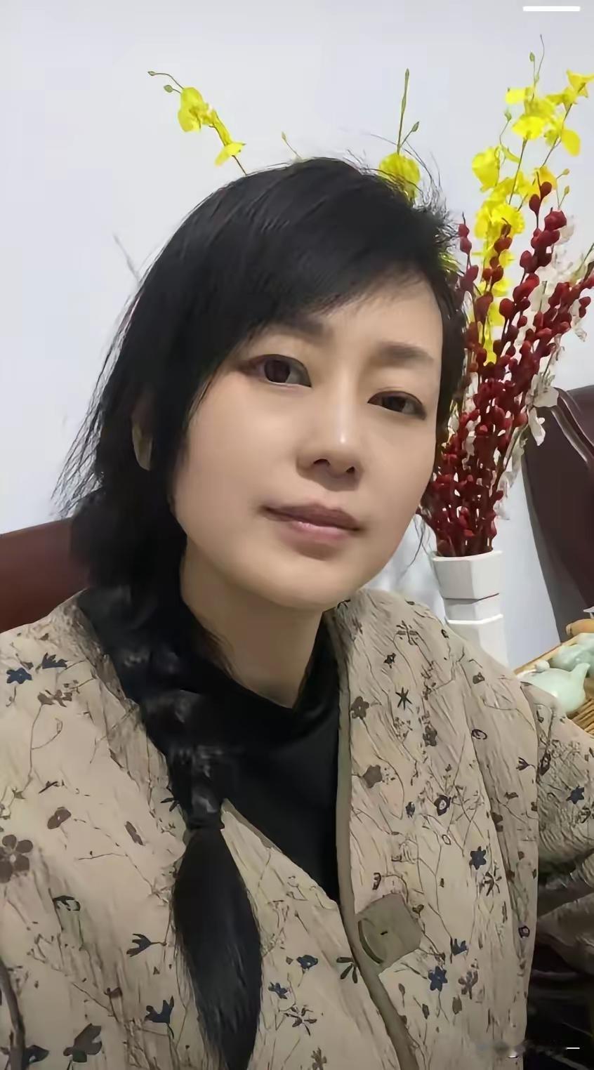 就凭我每天天不亮就到校，备课、上课、批改作业；课间处理矛盾，放学沟通家长，白天连