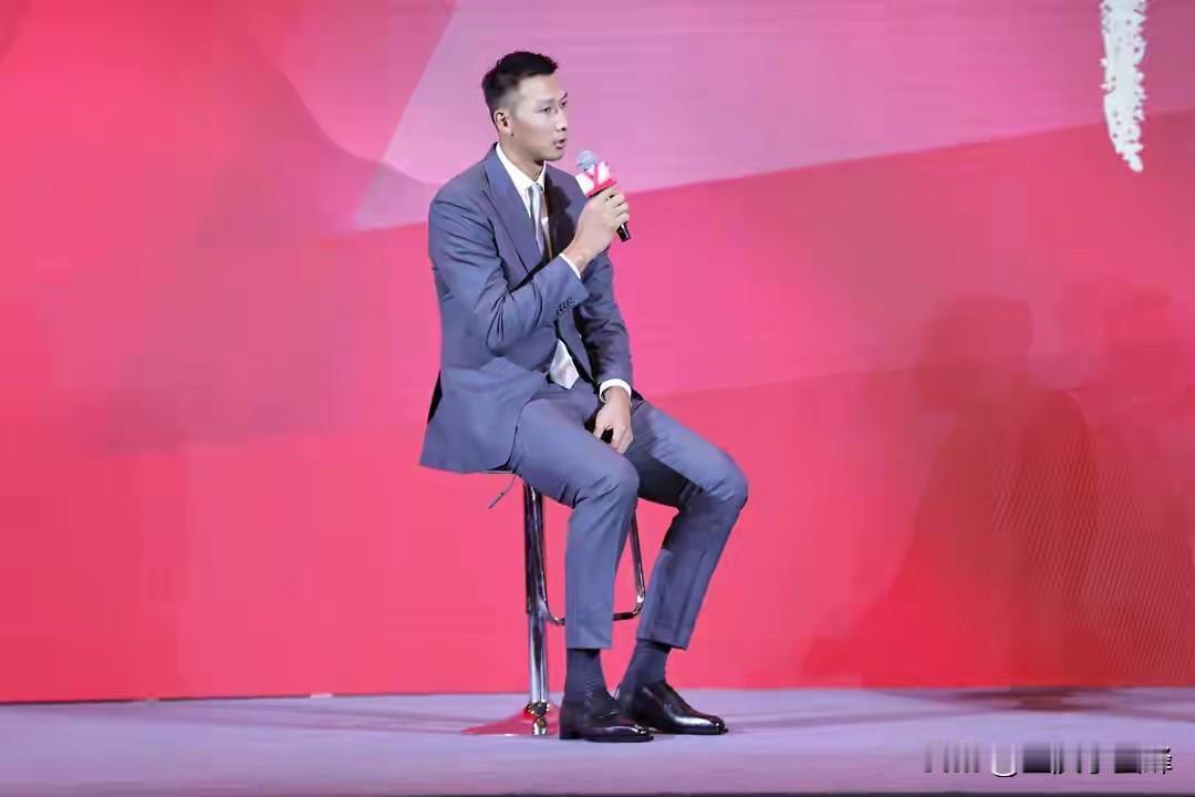 易建联有无限开火权,周琦有吗?易建联在国家队时确实拥有无限开火权，那时候教练都