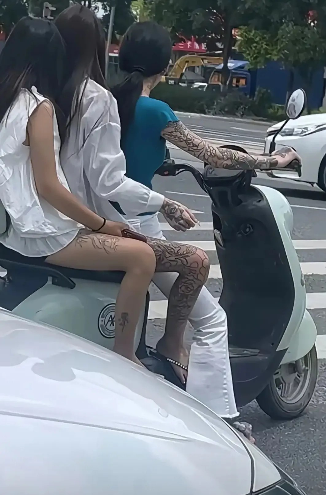 三个虎妞，你爹娘看了不得打死你们