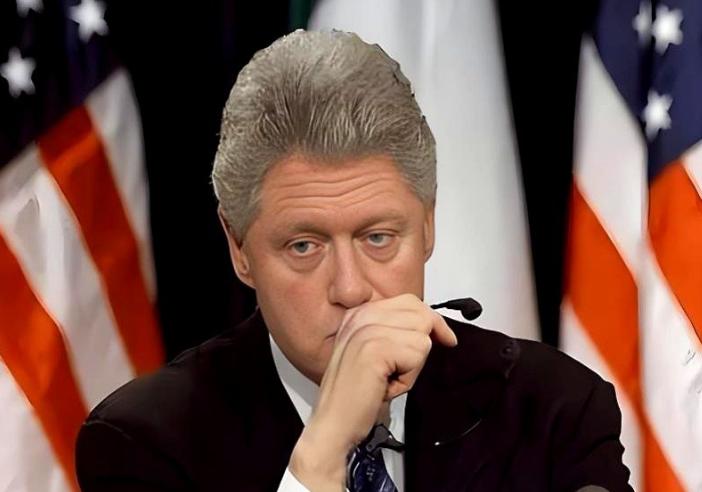 想当年克林顿拍拍屁股离开白宫时，可是结结实实地给灯塔国留下了一座“金山”：当时国