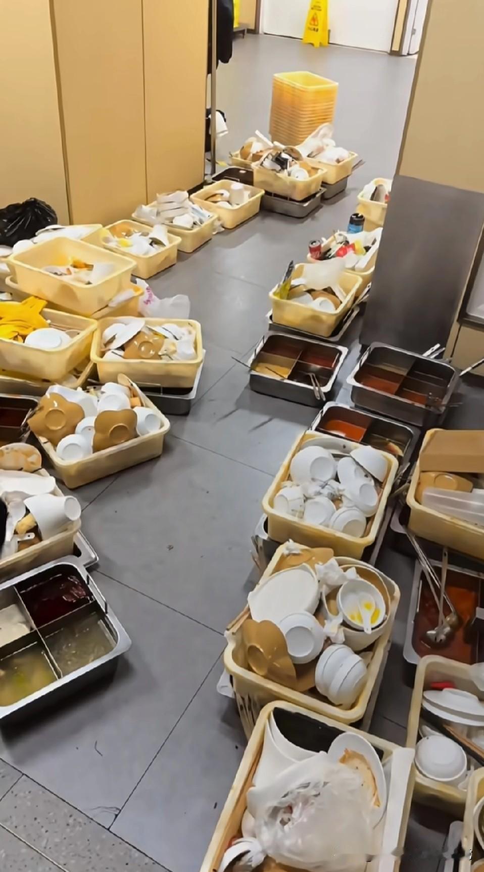入职海底捞的真实感受！入职的时候告诉我4600的保底结果我猛猛干了一个月