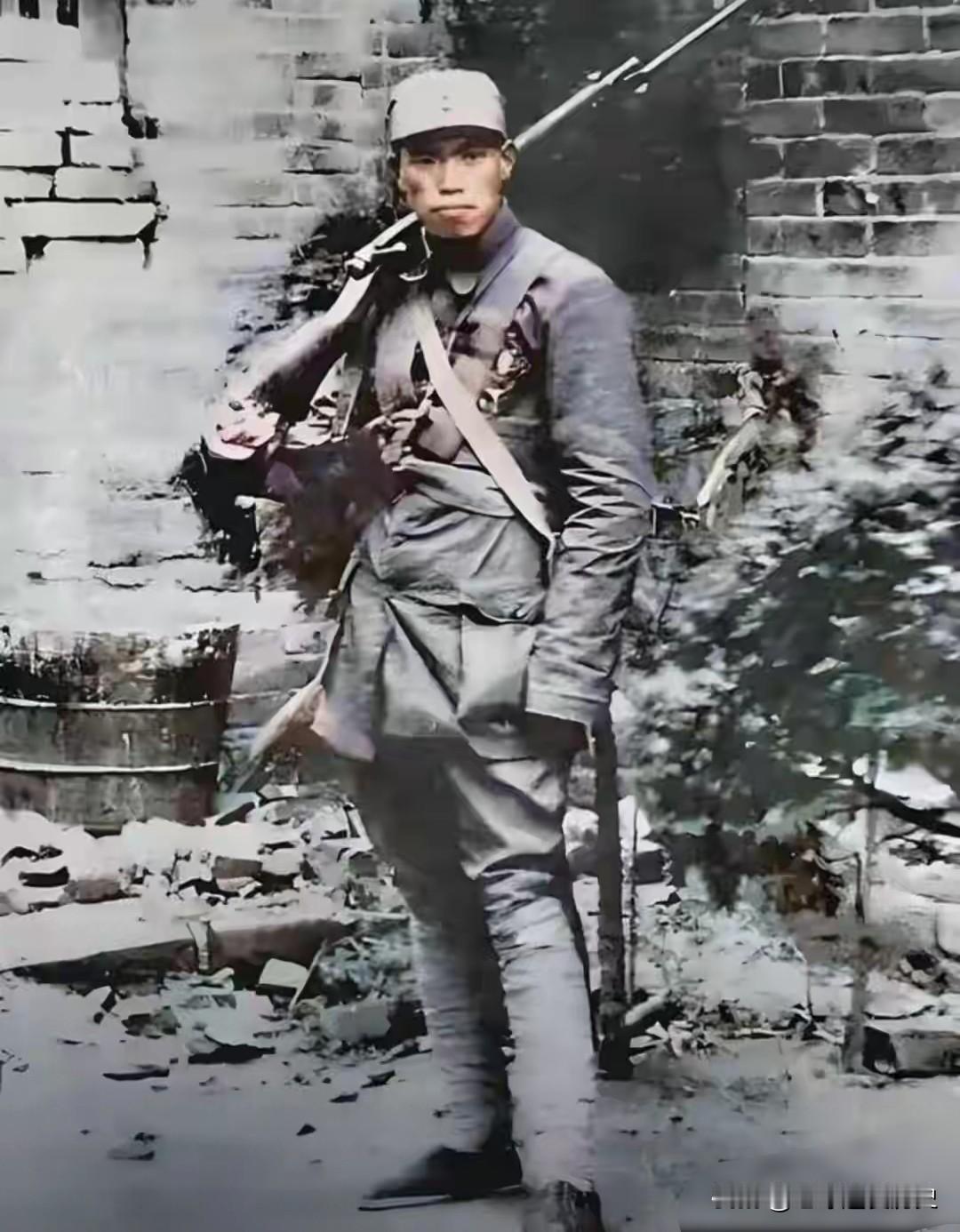 这是青年时期的梁兴初，那时他是一名八路军战士，身着戎装，英气十足。朴素的灰布军