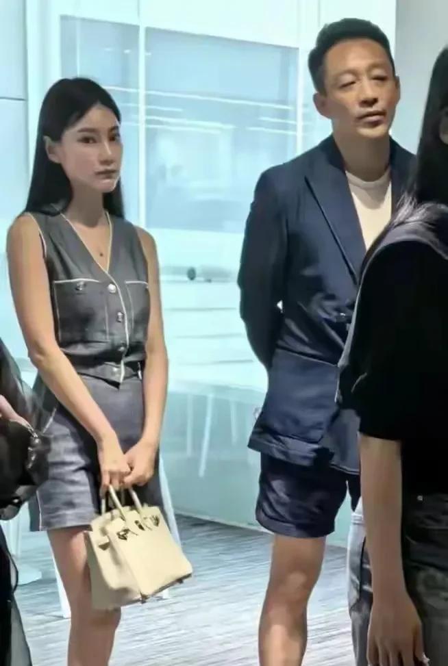 这才是马筱梅真实的样子，有点蛇精脸，脸很长嘴巴很大，真的不如大S精致。马筱梅是