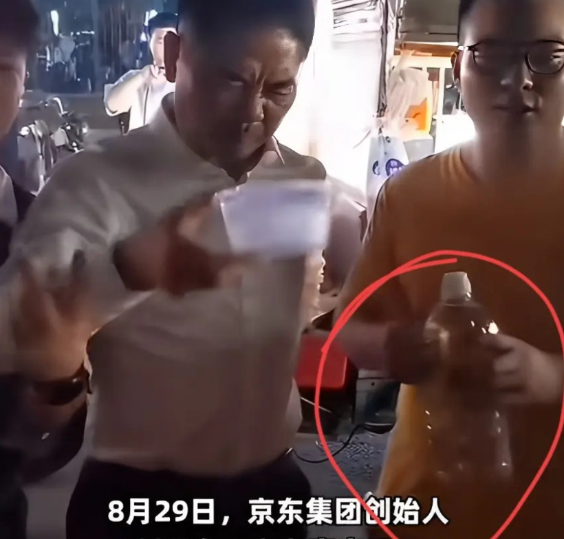 终于有人把刘强东给限制住了。就在刘强东吃大排档，和市民们推杯换盏的时候，突然