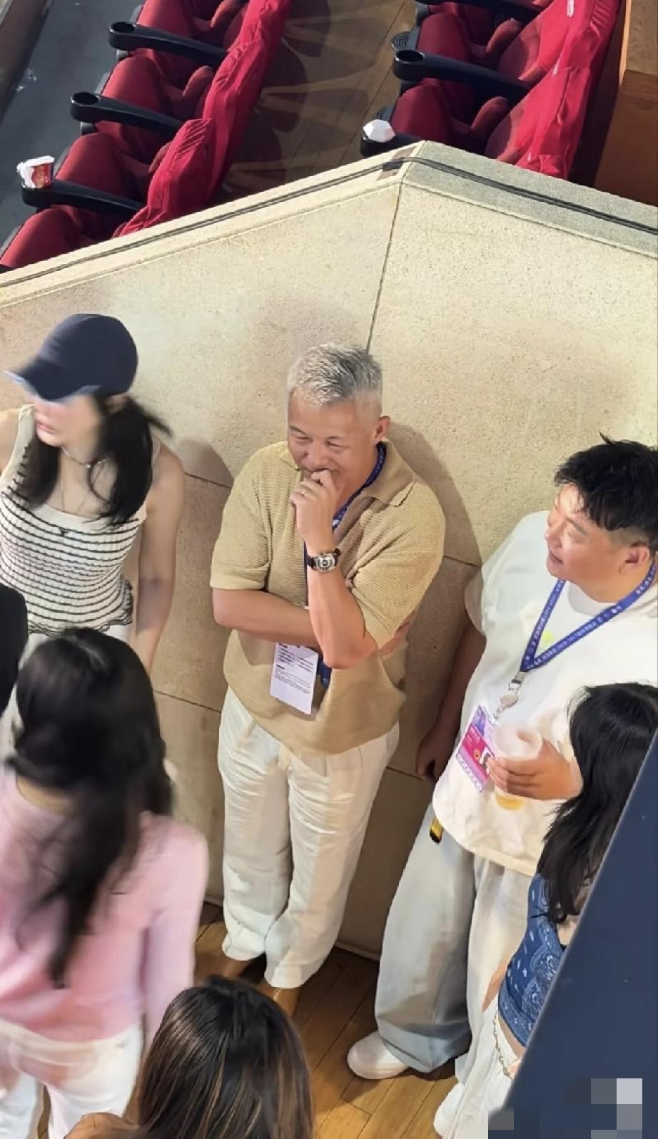 近日，那英在北京开演唱会，老公孟桐低调助阵，只是他头发全白没有引起别人的注意，以