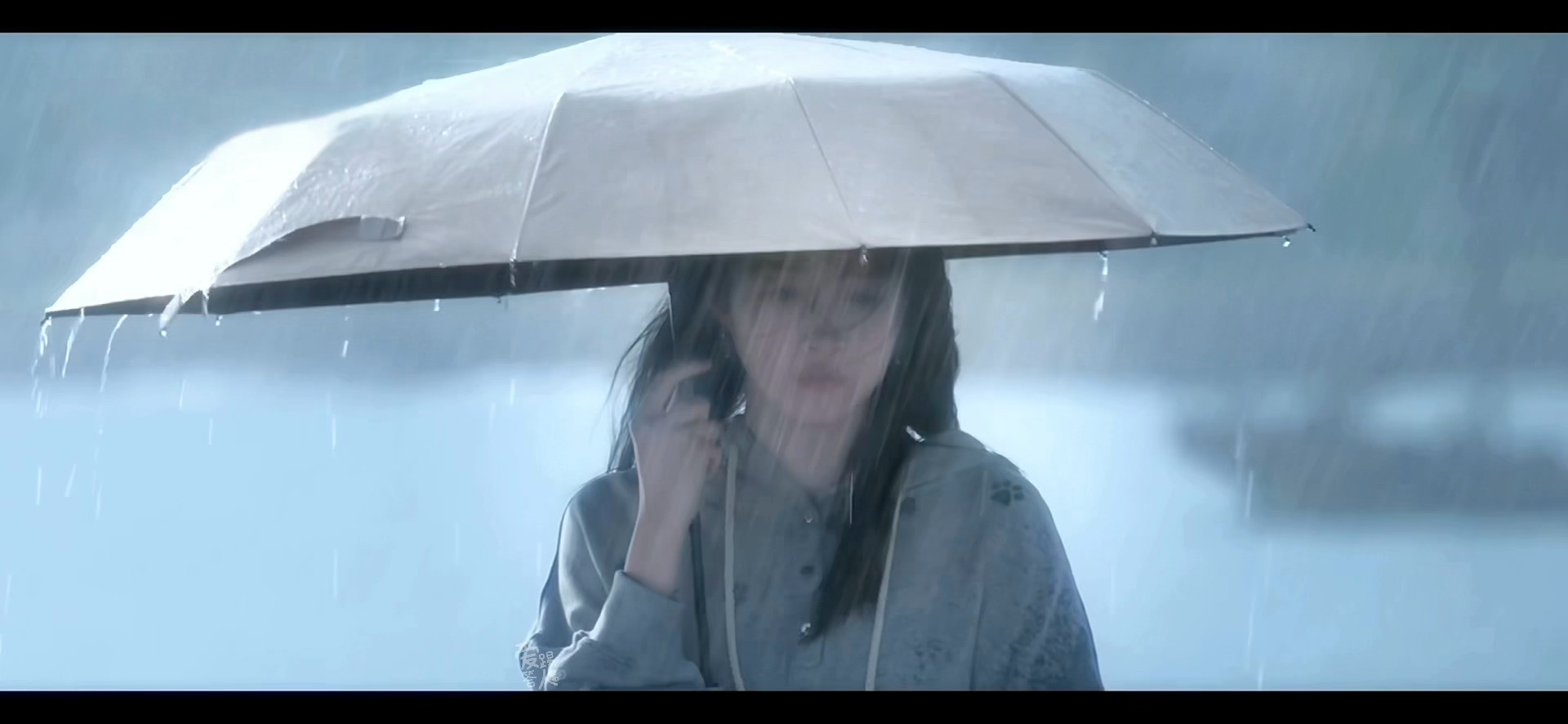 晴也雨里撑伞这个镜头真的美晕了
