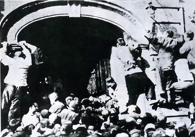 1949年一解放军副军长还乡，看见母亲乞讨哭着说：我不敢与她相认杨梅生的心，