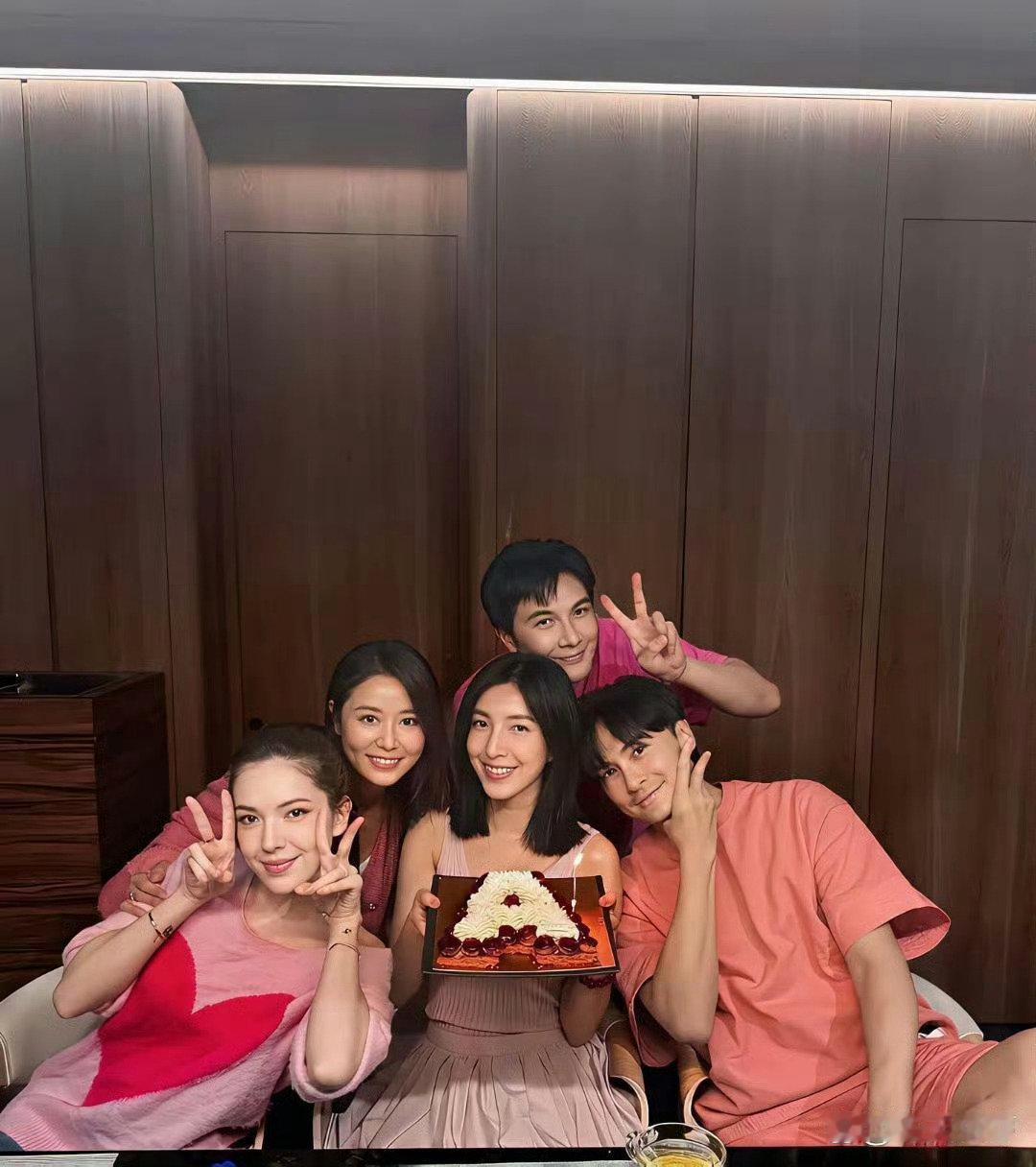 好友相聚为杨谨华庆祝生日，林心如、许玮甯、郑元畅一同现身，大合照曝出之后，不少网友都留意到林心如的状