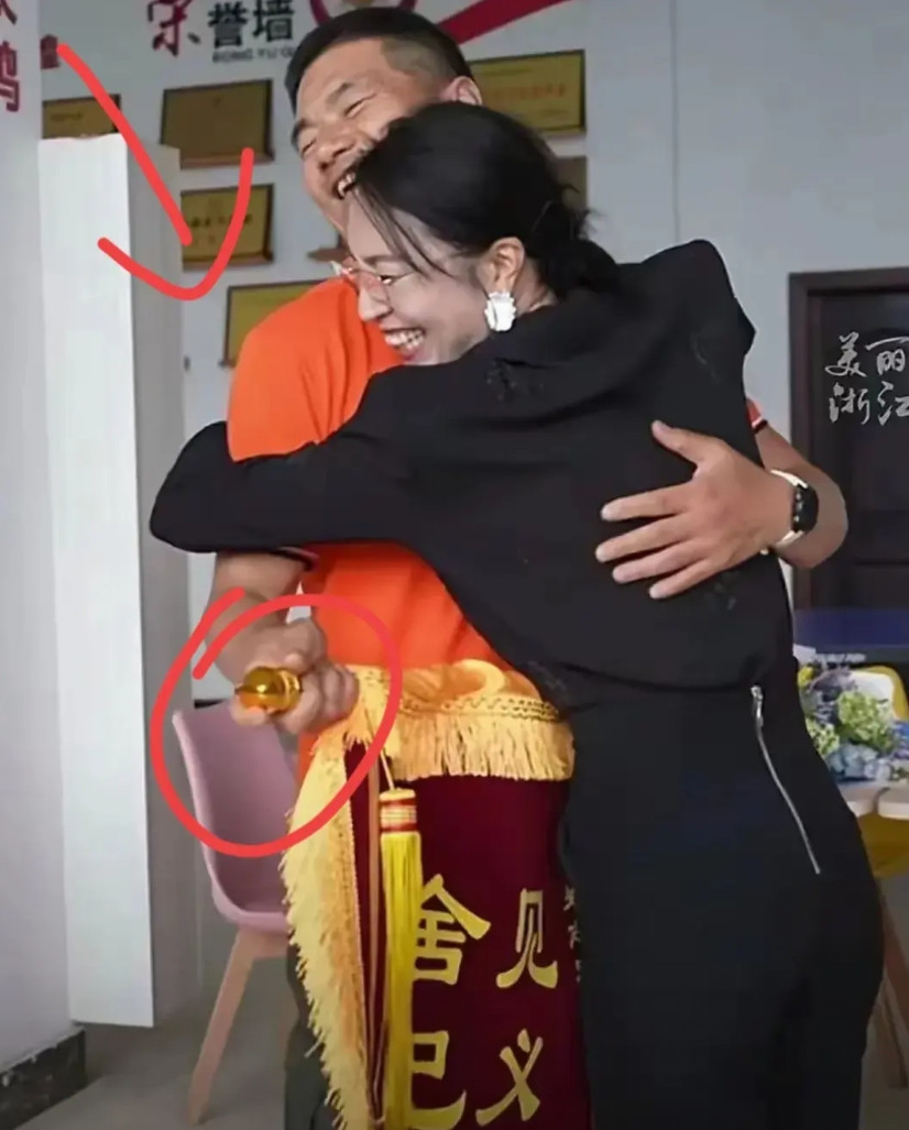 万万没想到救下落水女子的郑志军是一名52岁的退伍老兵，平时爱好游泳跑步，