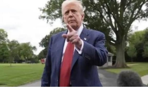 中国必须抓住时机，在特朗普执政期内解决台湾问题，因为特朗普是一个商人出身，他没有