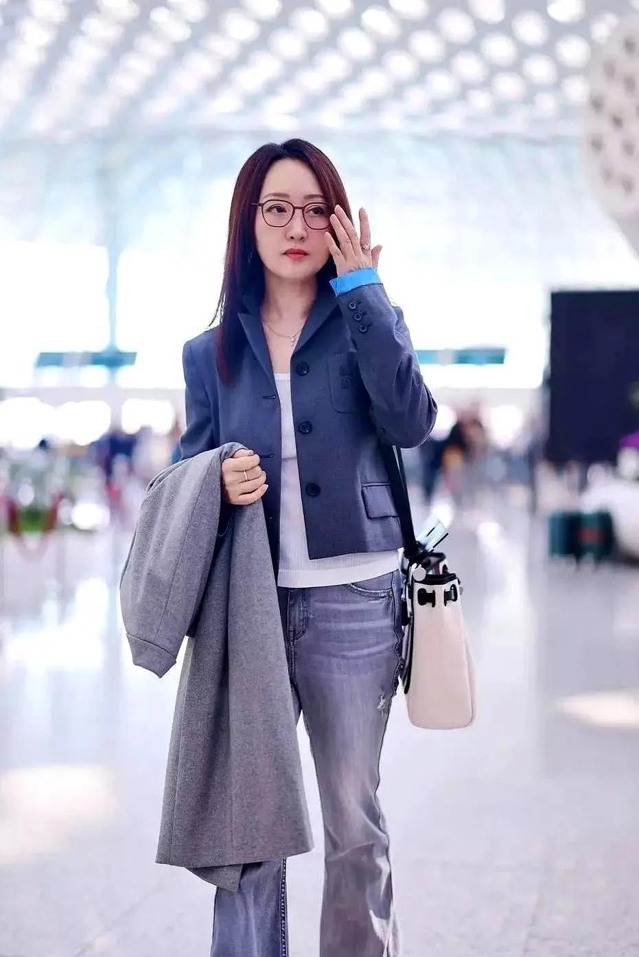 杨钰莹机场路透照流出，49岁的人，愣是穿出了20岁的轻盈感。这哪是不老女神，简