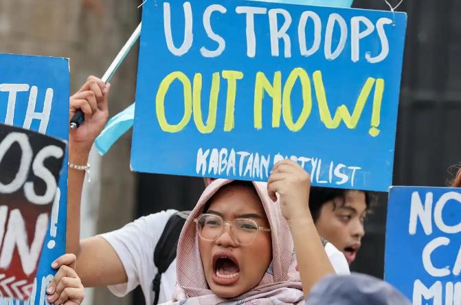 不等了，菲律宾喊话中国。 1.7万军人刚在吕宋岛海域列阵完毕，菲律宾防长特奥