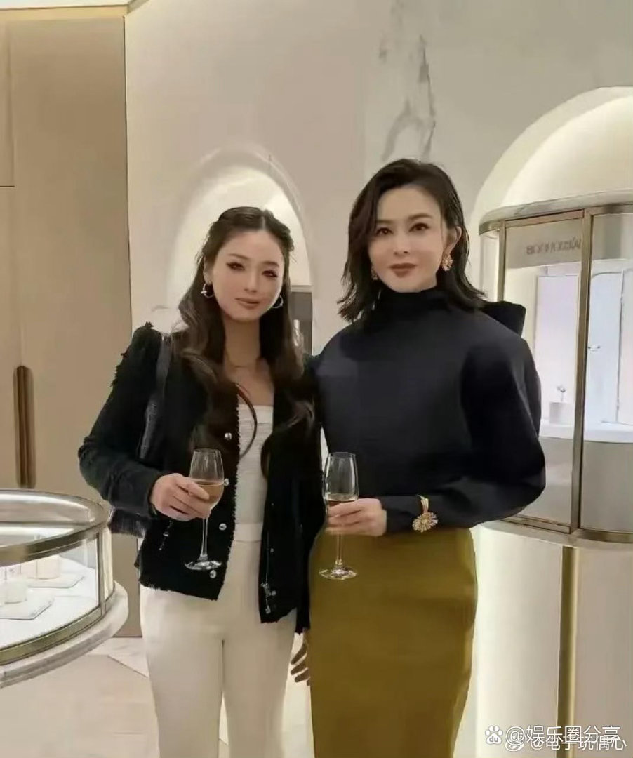 关之琳都63岁了，状态却像23岁一样，穿上黑丝袜更是又美又飒，完全看不出年龄！