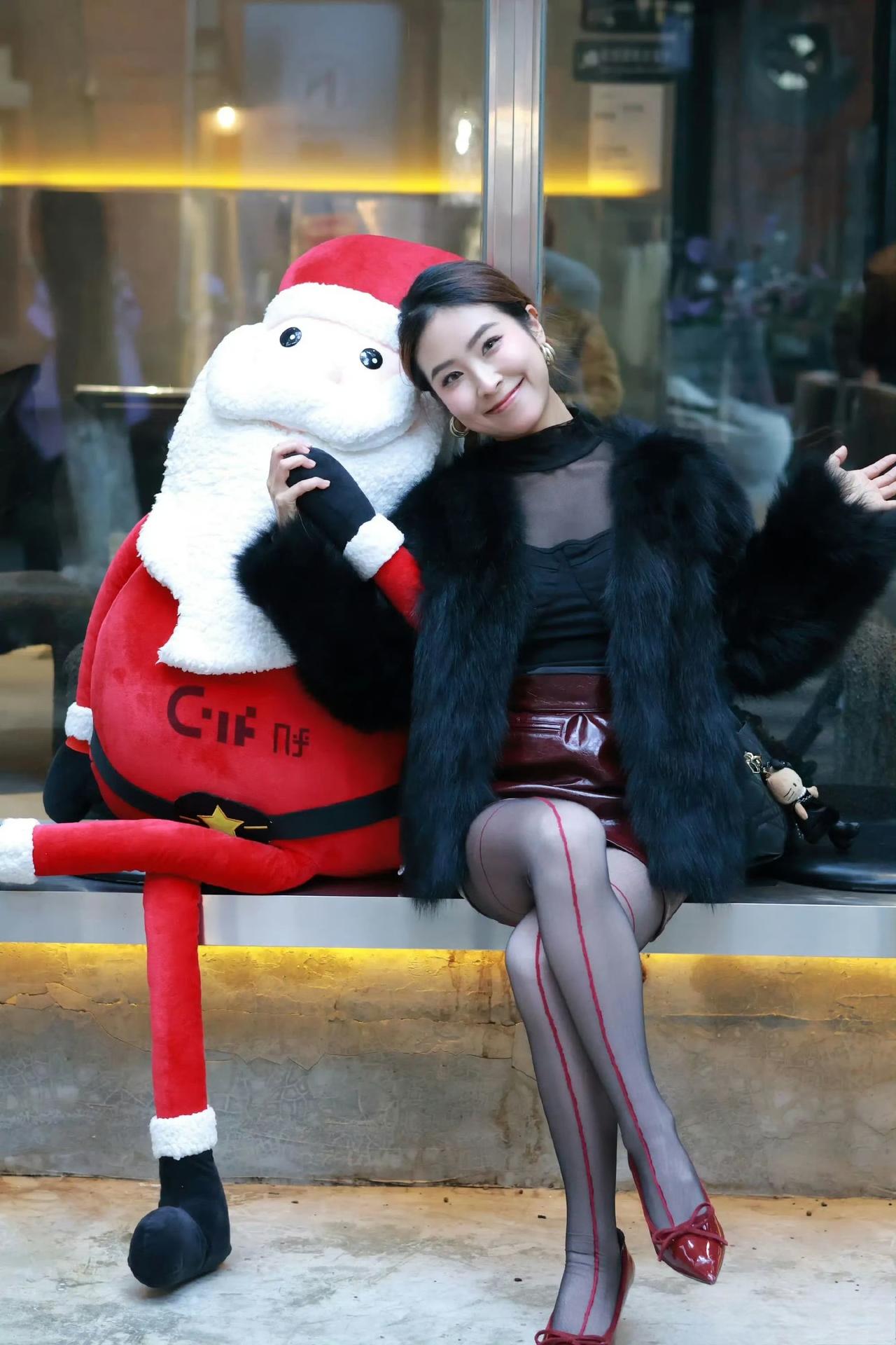 这套穿搭是华丽感的红黑风，把节日氛围与轻奢质感融合。黑色毛绒外套自带华丽气场，内