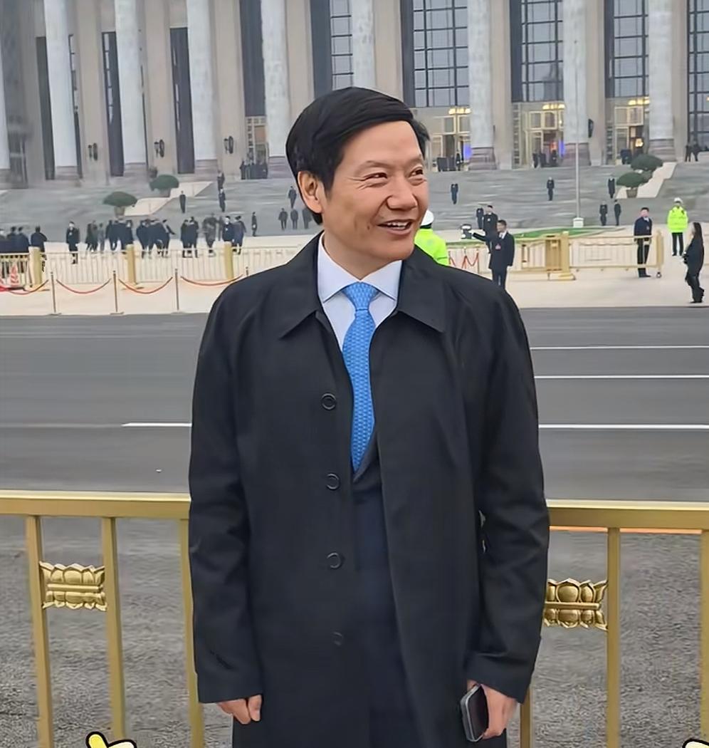 雷军看似普通的大衣，当它经典的格纹内衬出现的那一刹那，就代表不普通了。因为格